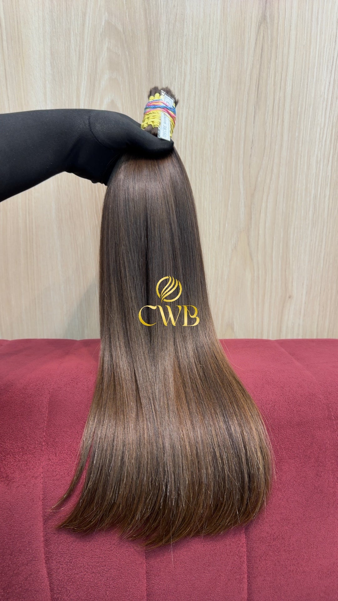 Detalhe do cabelo loiro escuro liso 55cm — CWB Cabelos