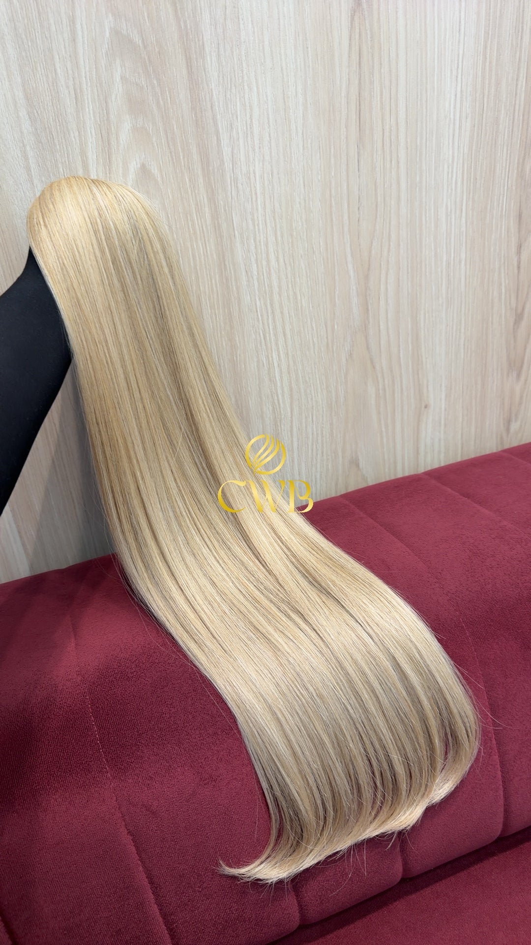 Detalhe do cabelo loiro descolorido dourado liso 71cm — CWB Cabelos