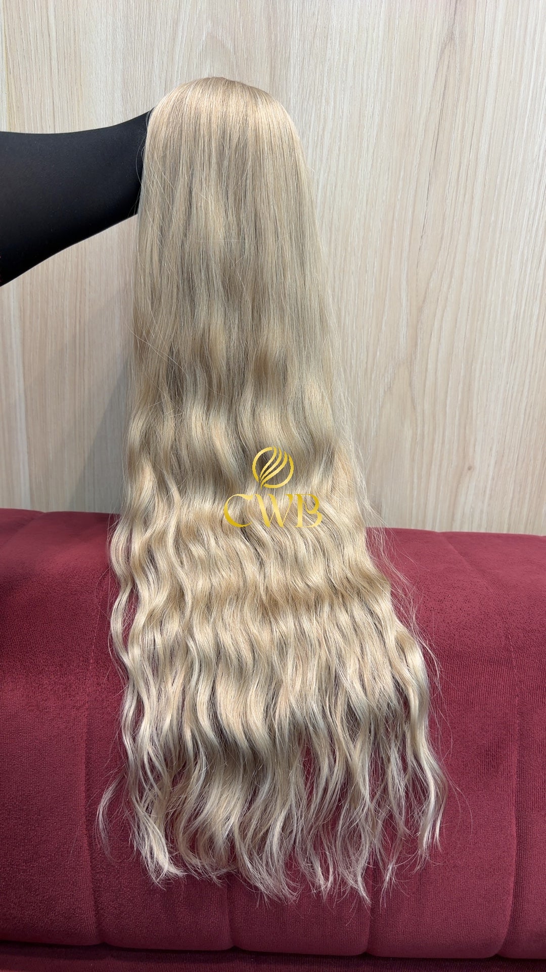 Cabelo humano natural loiro descolorido global ondulado 71cm 210g — mega hair peça única CWB, vista de trás