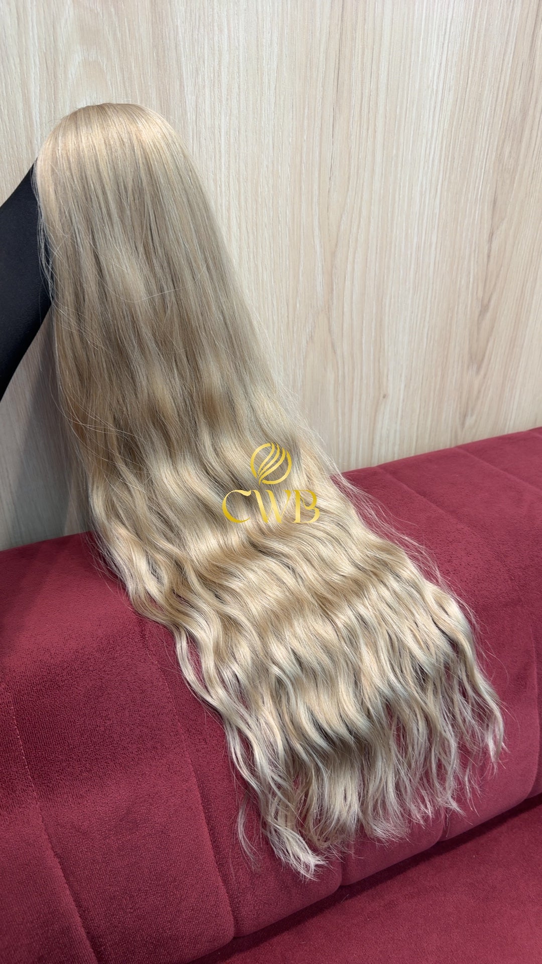 Detalhe do cabelo loiro descolorido global ondulado 71cm — CWB Cabelos