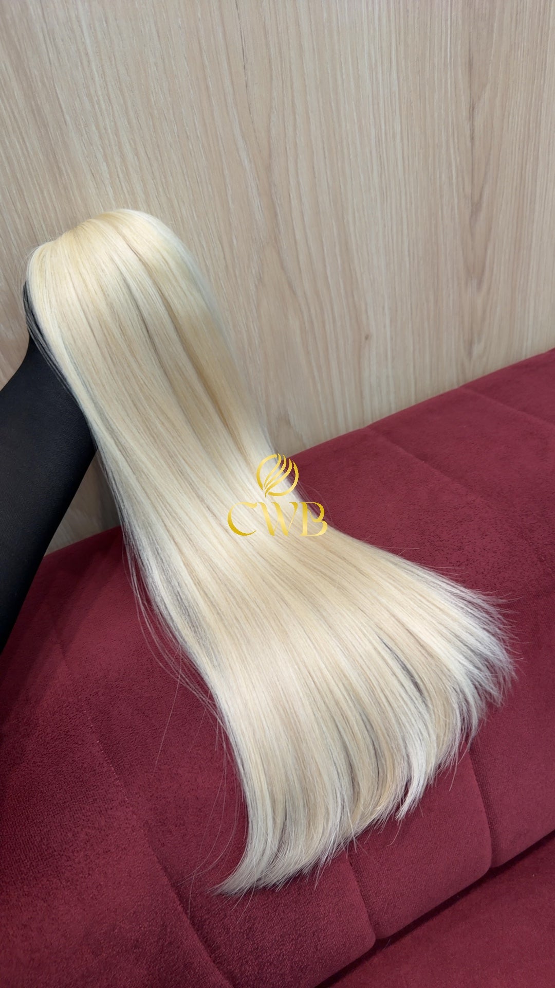 Detalhe do cabelo loiro descolorido global liso 53cm — CWB Cabelos