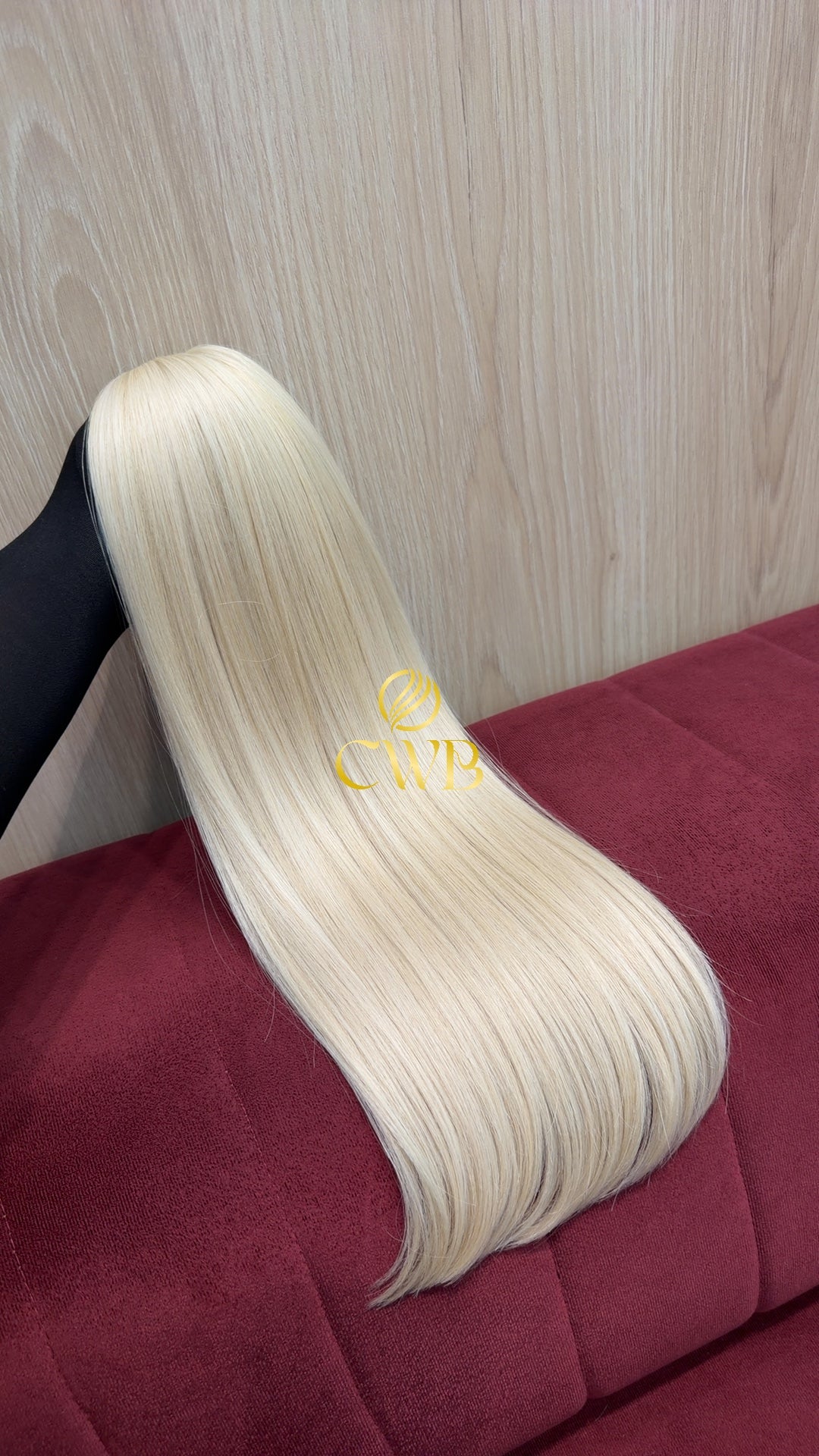 Detalhe do cabelo loiro descolorido global liso 56cm — CWB Cabelos