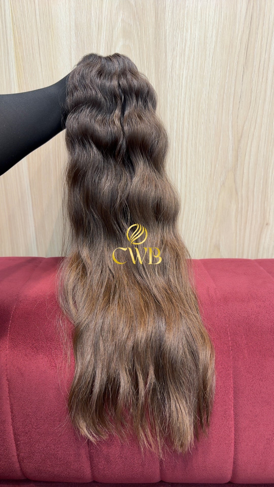 Cabelo humano natural loiro descolorido moreno iluminado ondulado 65cm 202g — mega hair peça única CWB, vista de trás
