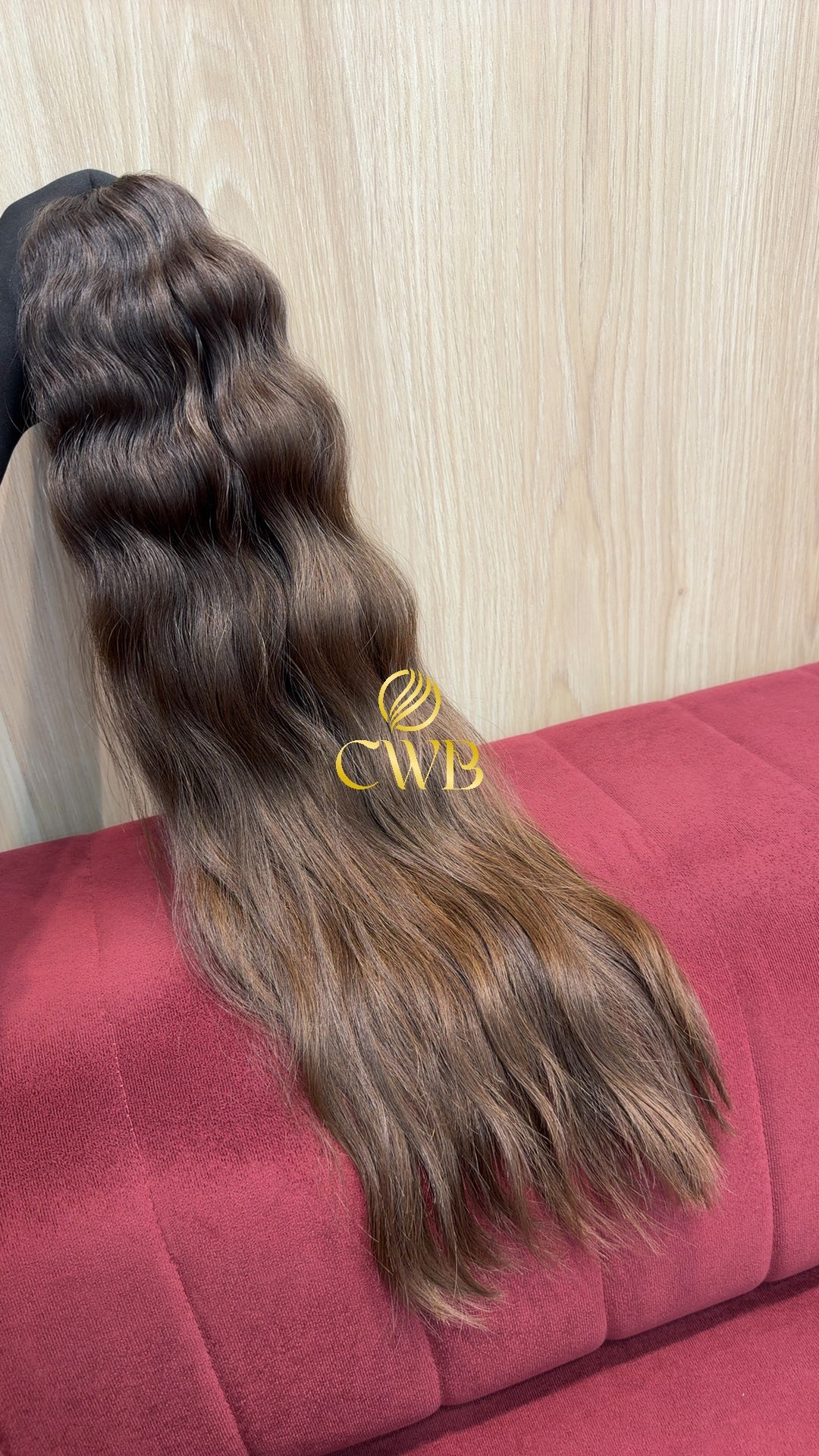 Detalhe do cabelo loiro descolorido moreno iluminado ondulado 65cm — CWB Cabelos