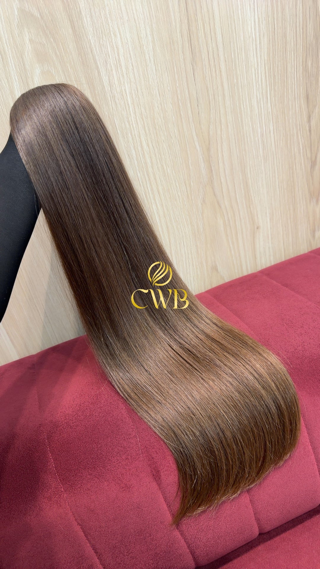 Detalhe do cabelo loiro médio liso 68cm — CWB Cabelos