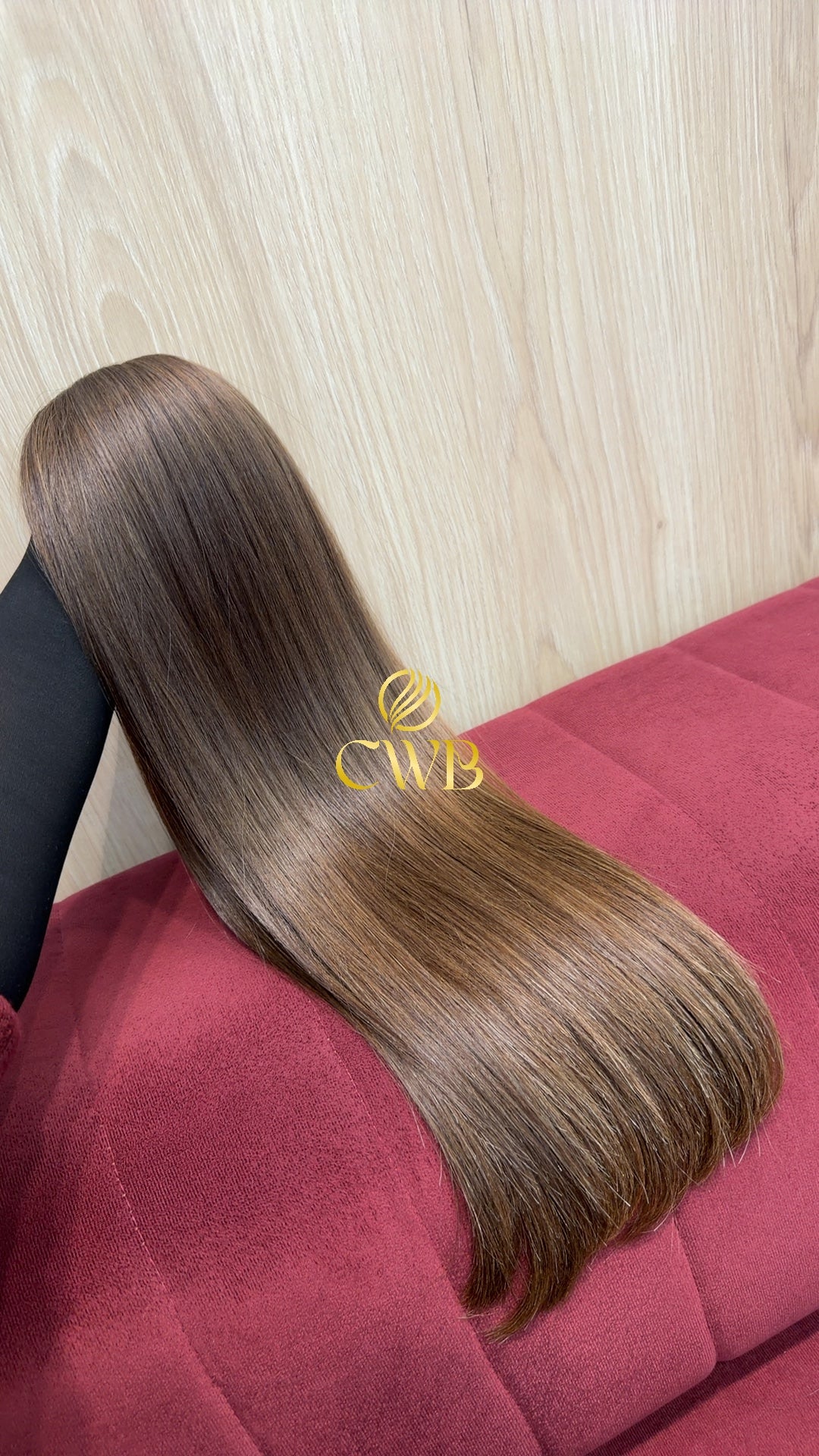 Detalhe do cabelo loiro médio liso 64cm — CWB Cabelos