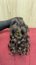 Cabelo humano natural castanho escuro cacheado 29cm 63g — mega hair peça única CWB, vista de trás