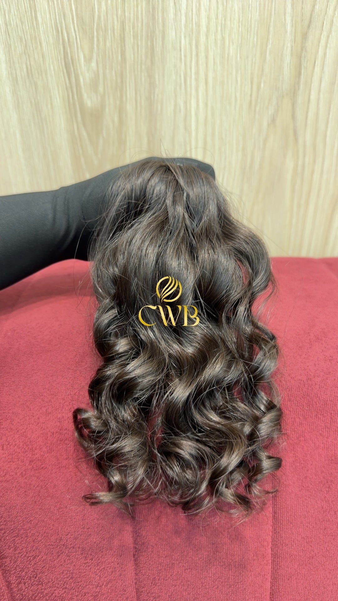 Cabelo humano natural castanho escuro cacheado 29cm 63g — mega hair peça única CWB, vista de trás