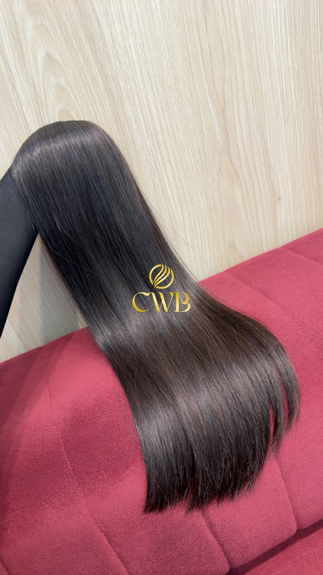 Detalhe do cabelo castanho escuro liso 57cm — CWB Cabelos