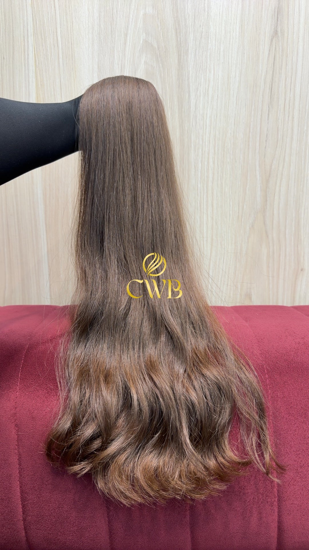 Cabelo humano natural loiro médio ondulado 63cm 140g — mega hair peça única CWB, vista de trás