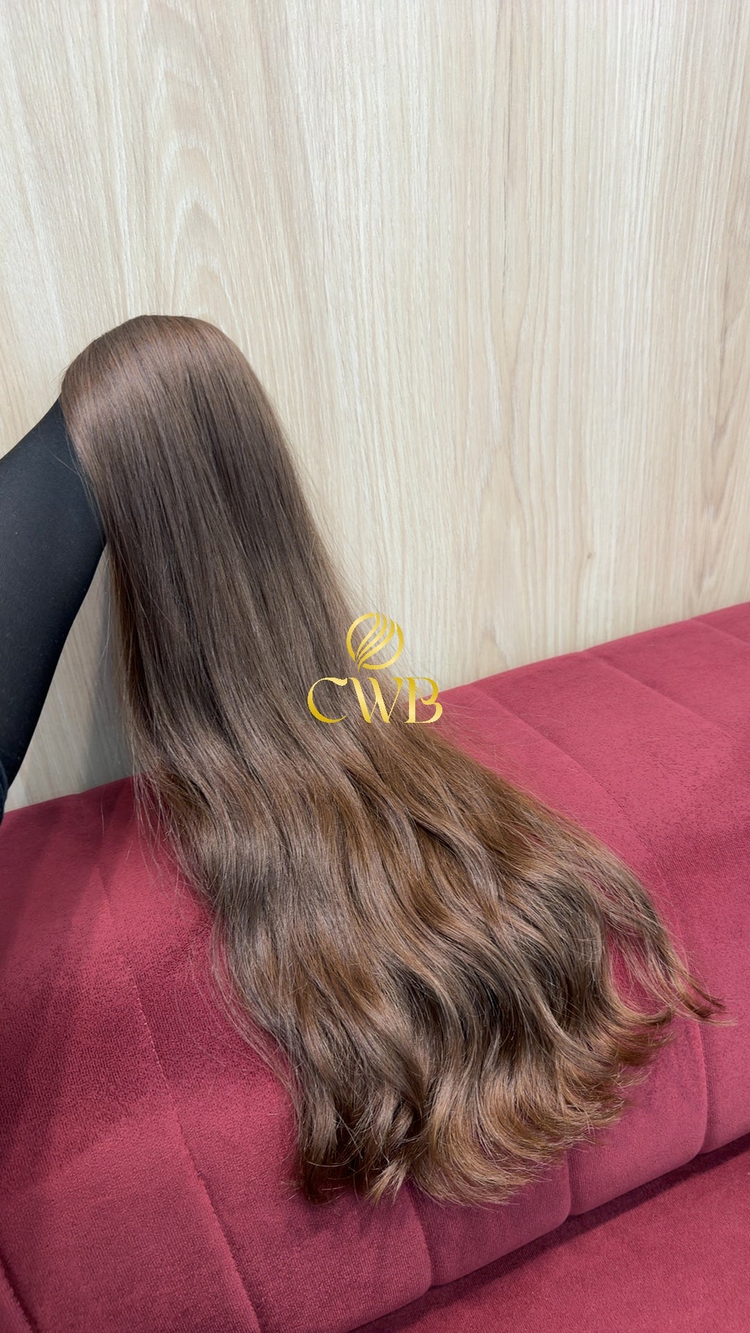 Detalhe do cabelo loiro médio ondulado 63cm — CWB Cabelos