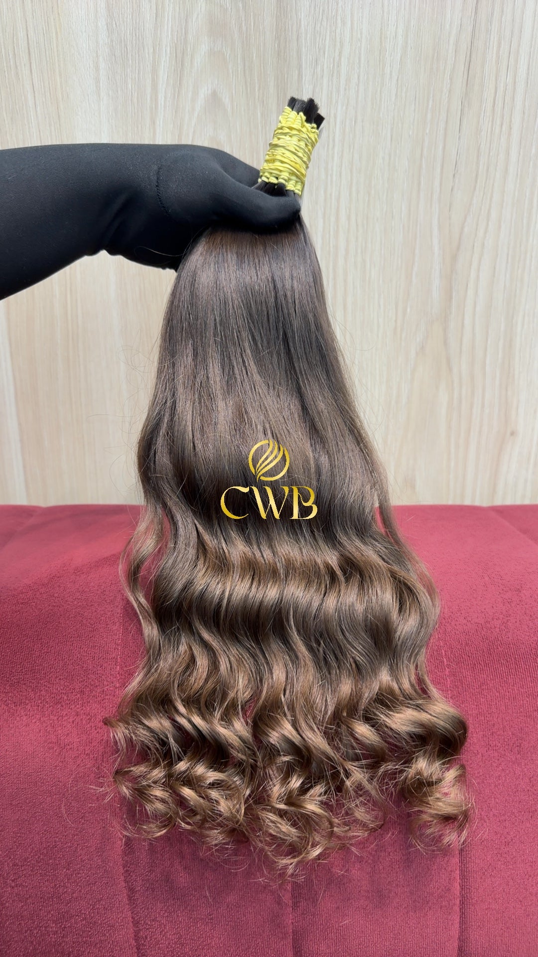 Textura do mega hair loiro escuro ondulado natural CWB — peça única