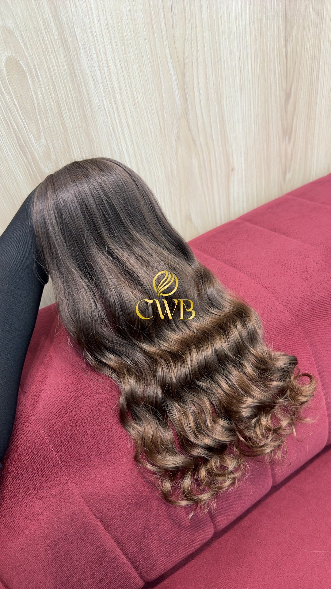 Detalhe do cabelo loiro escuro ondulado 49cm — CWB Cabelos