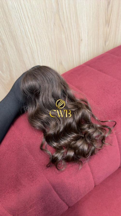 Detalhe do cabelo castanho médio ondulado 32cm — CWB Cabelos