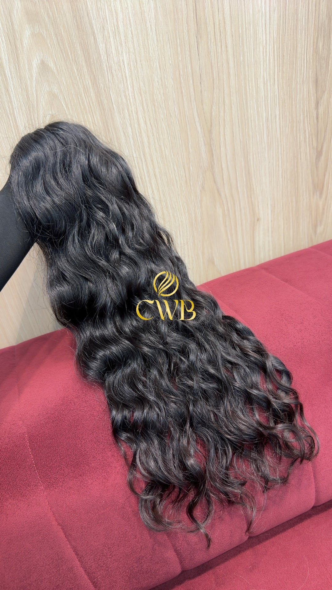 Detalhe do cabelo castanho escuro ondulado 59cm — CWB Cabelos