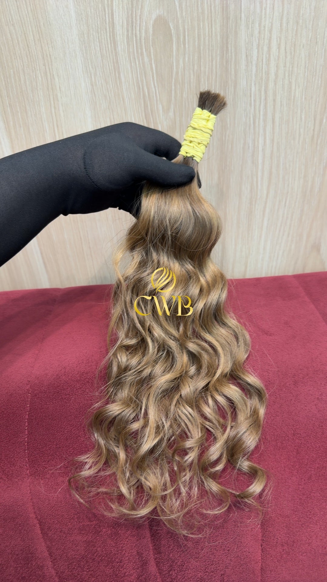 Detalhe do cabelo loiro claro ondulado 39cm — CWB Cabelos