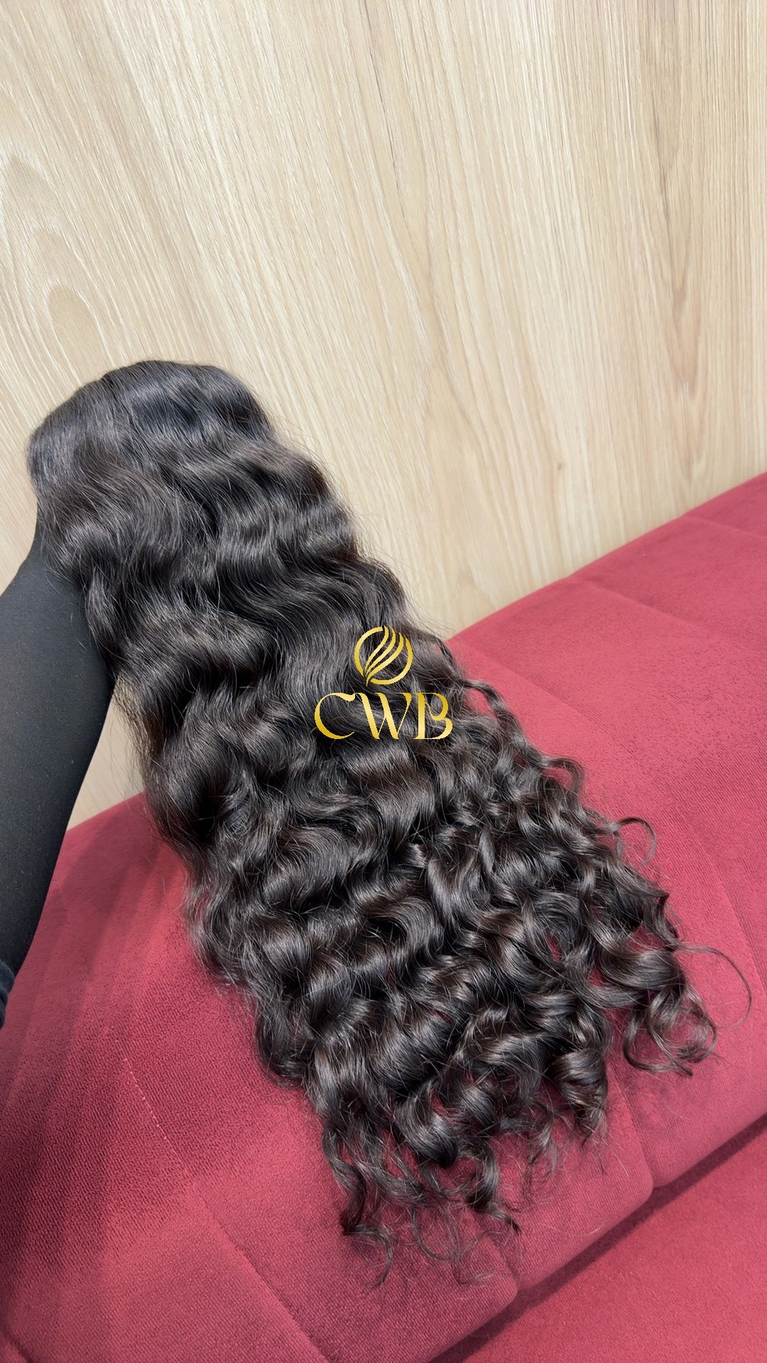 Detalhe do cabelo castanho escuro ondulado 53cm — CWB Cabelos