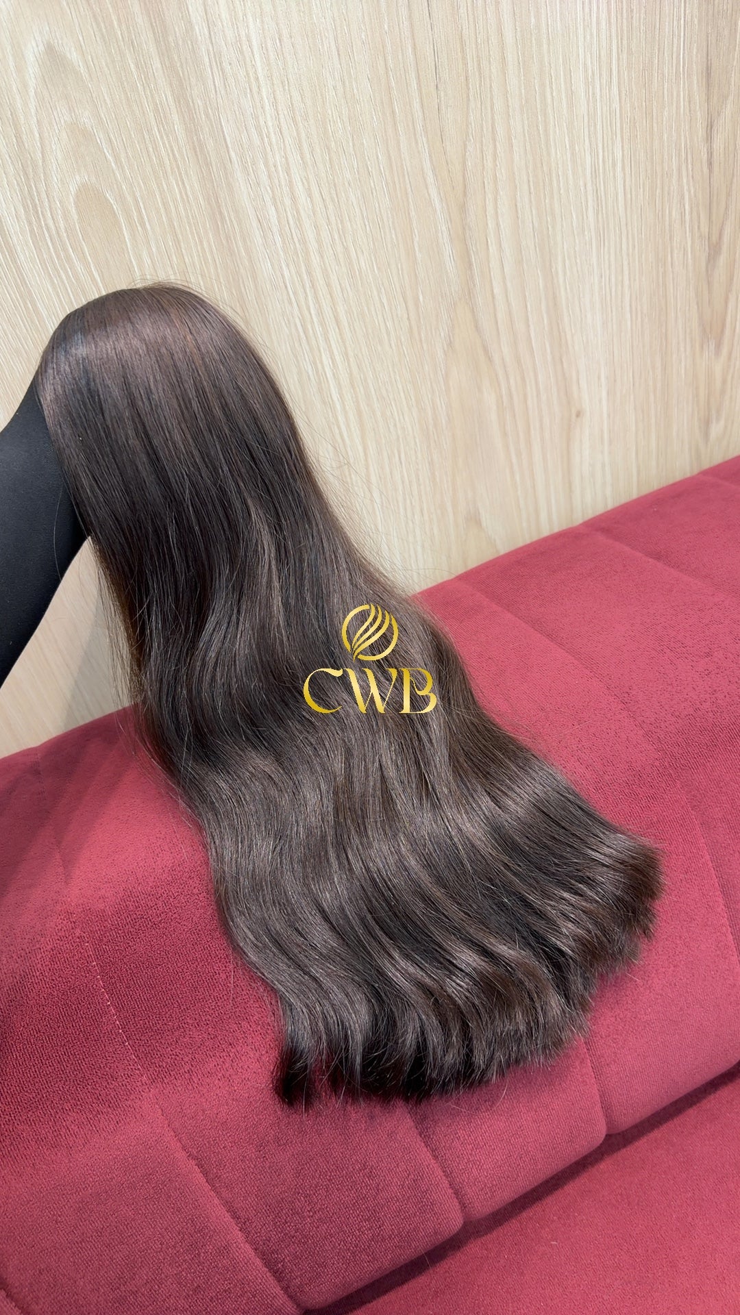Detalhe do cabelo castanho claro ondulado 50cm — CWB Cabelos