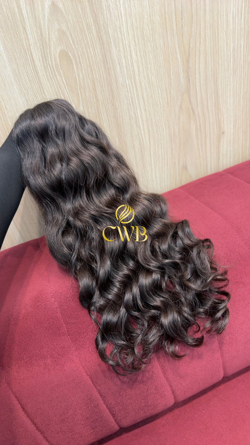 Detalhe do cabelo castanho médio ondulado 49cm — CWB Cabelos
