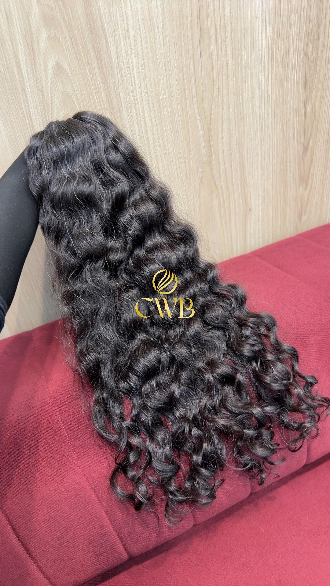 Detalhe do cabelo castanho escuro ondulado 60cm — CWB Cabelos
