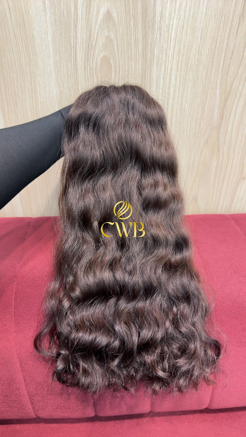 Cabelo humano natural castanho claro ondulado 53cm 214g — mega hair peça única CWB, vista de trás