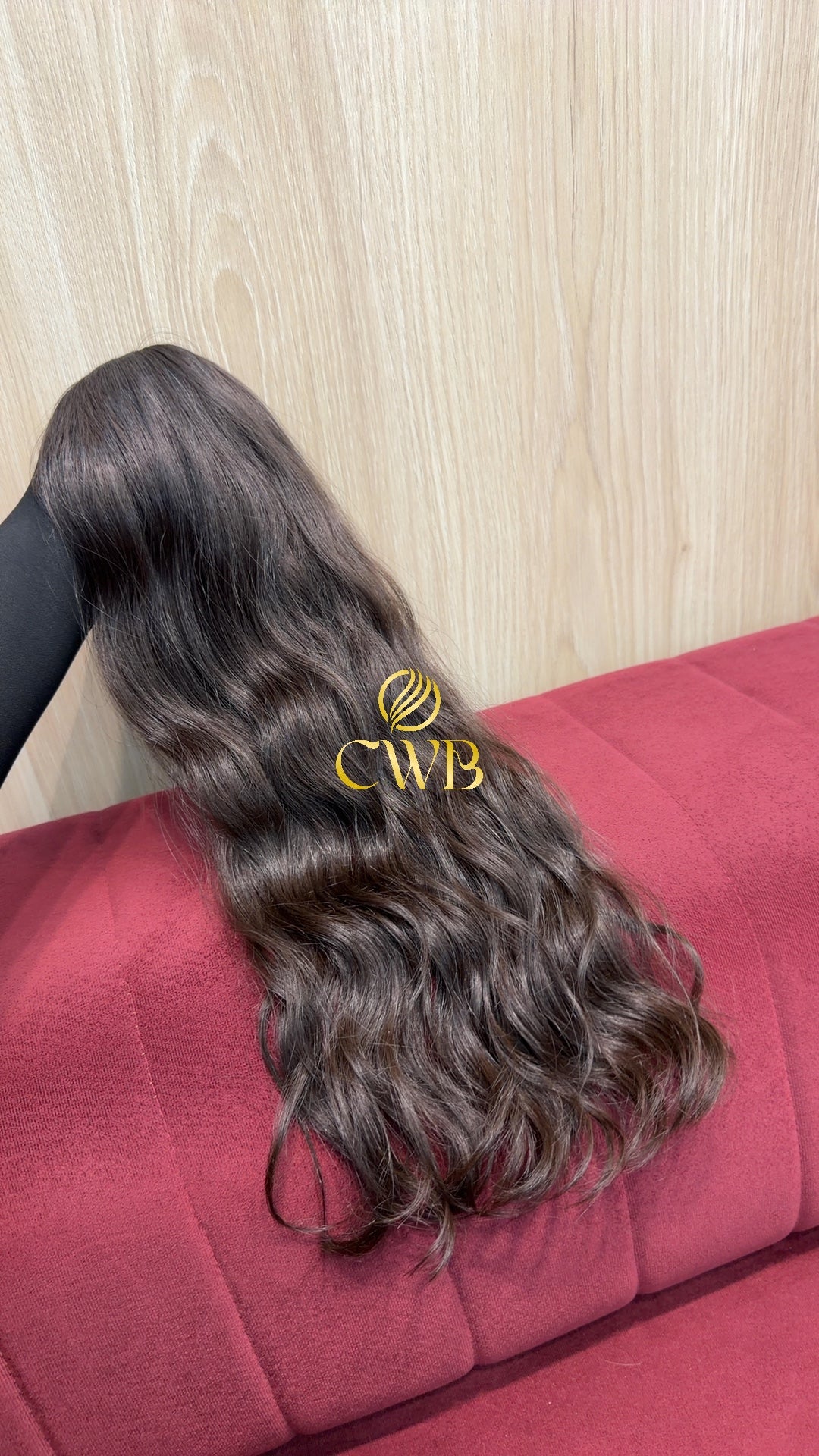 Detalhe do cabelo castanho claro ondulado 57cm — CWB Cabelos