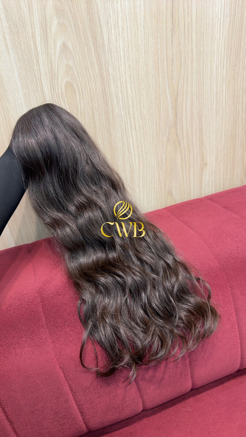 Detalhe do cabelo castanho claro ondulado 57cm — CWB Cabelos