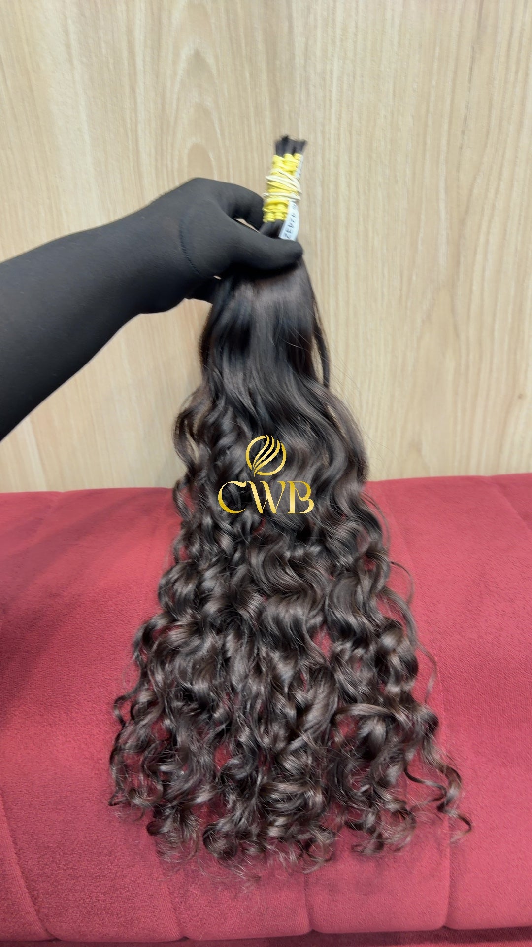 Textura do mega hair castanho médio cacheado natural CWB — peça única