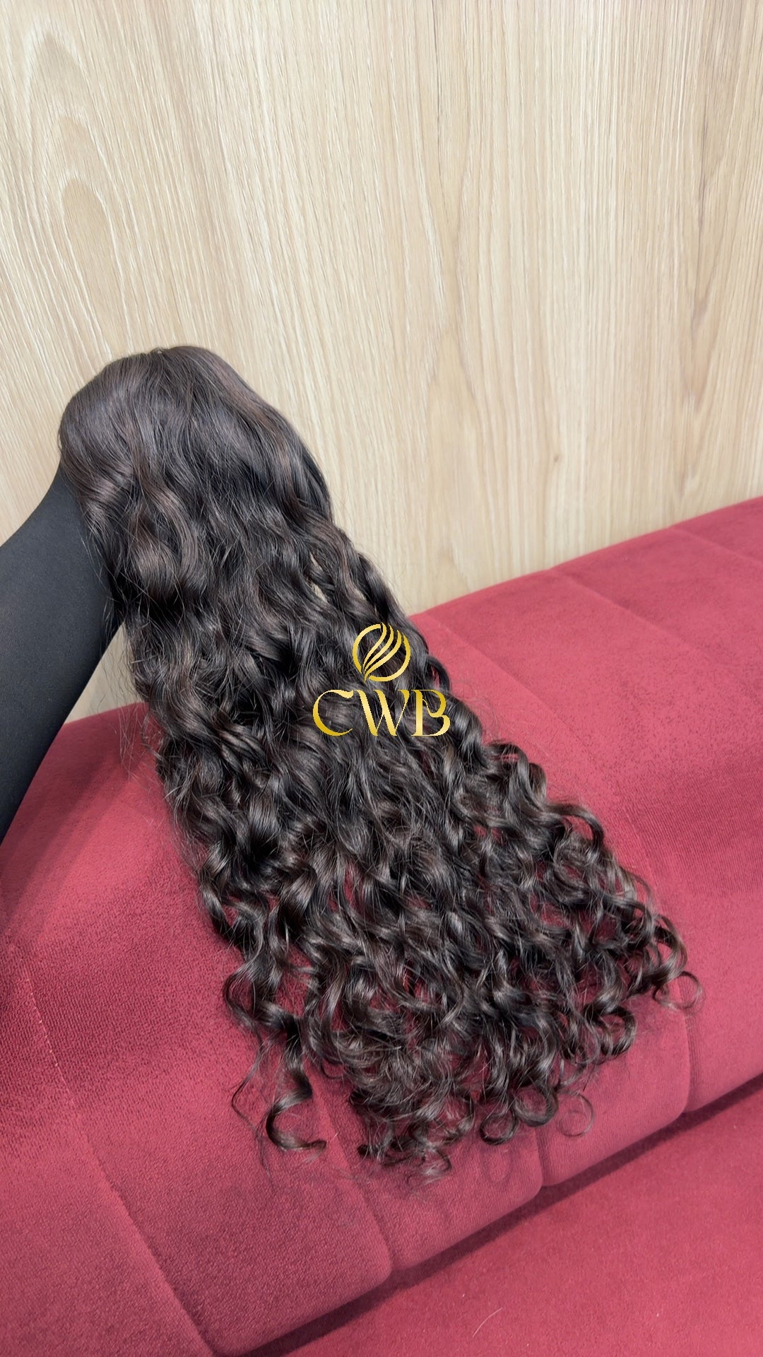 Detalhe do cabelo castanho médio cacheado 50cm — CWB Cabelos