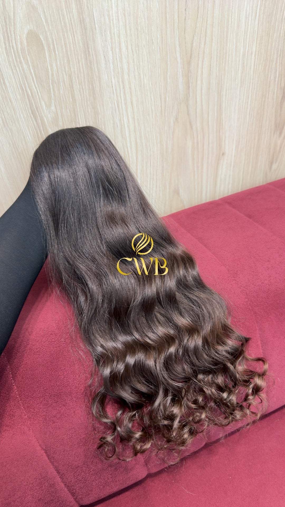 Detalhe do cabelo loiro escuro ondulado 50cm — CWB Cabelos