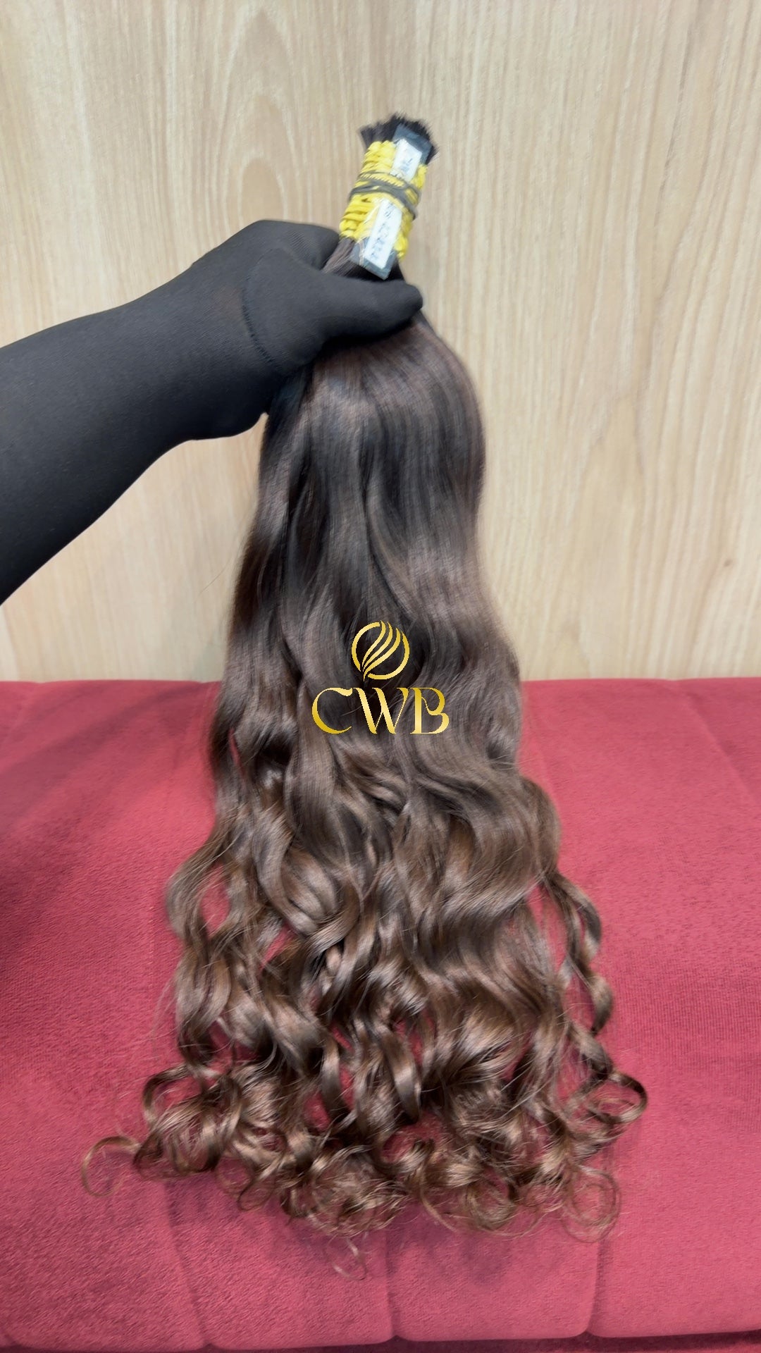 Textura do mega hair loiro escuro ondulado natural CWB — peça única