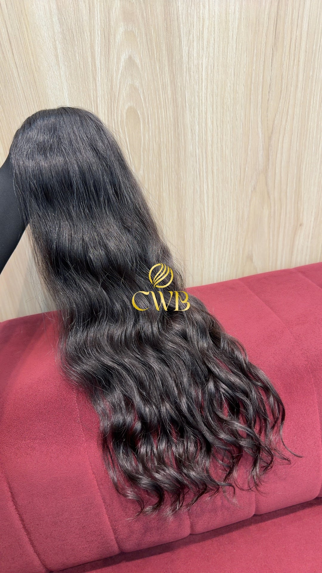 Detalhe do cabelo castanho escuro ondulado 60cm — CWB Cabelos