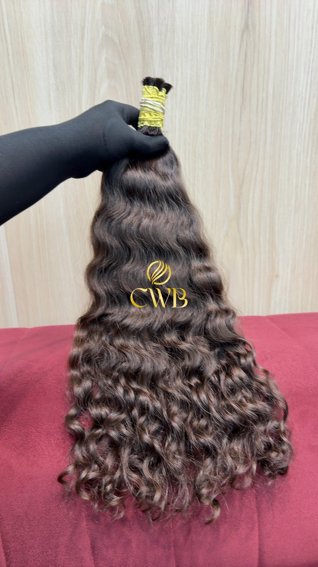 Textura do mega hair castanho claro cacheado natural CWB — peça única