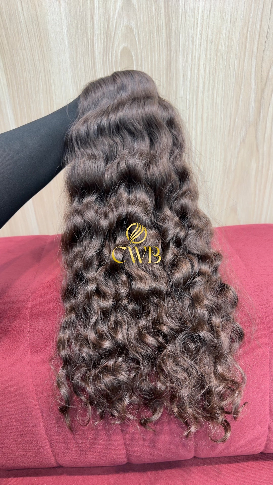 Cabelo humano natural castanho claro cacheado 52cm 144g — mega hair peça única CWB, vista de trás