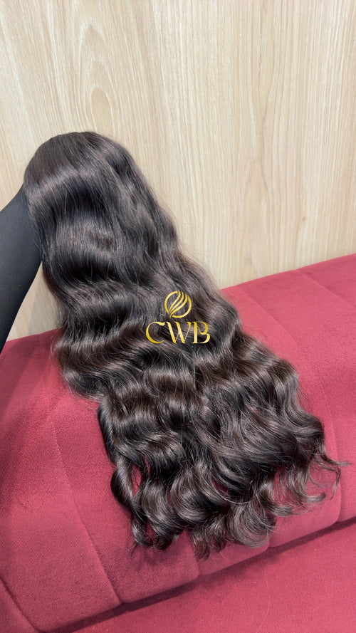 Detalhe do cabelo castanho médio ondulado 58cm — CWB Cabelos