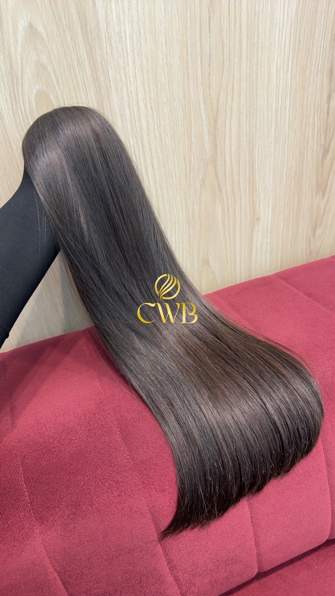 Detalhe do cabelo castanho médio liso 57cm — CWB Cabelos
