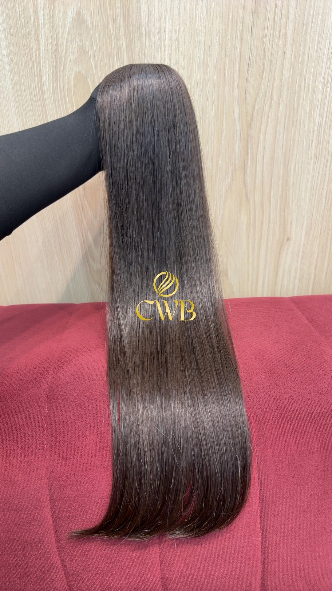 Cabelo castanho médio 63cm sendo medido — 83g brasileiro do Sul