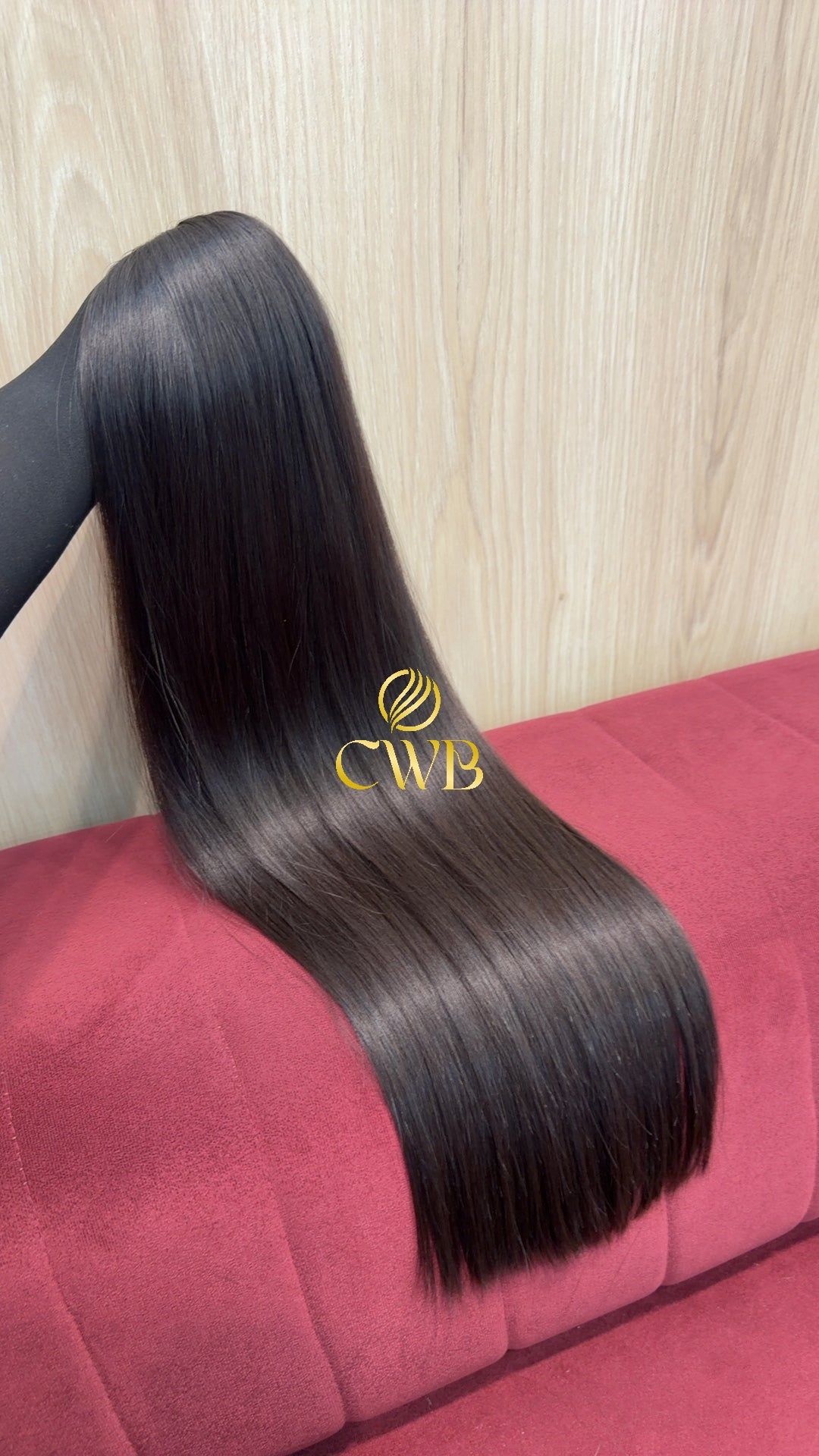 Detalhe do cabelo castanho médio liso 68cm — CWB Cabelos