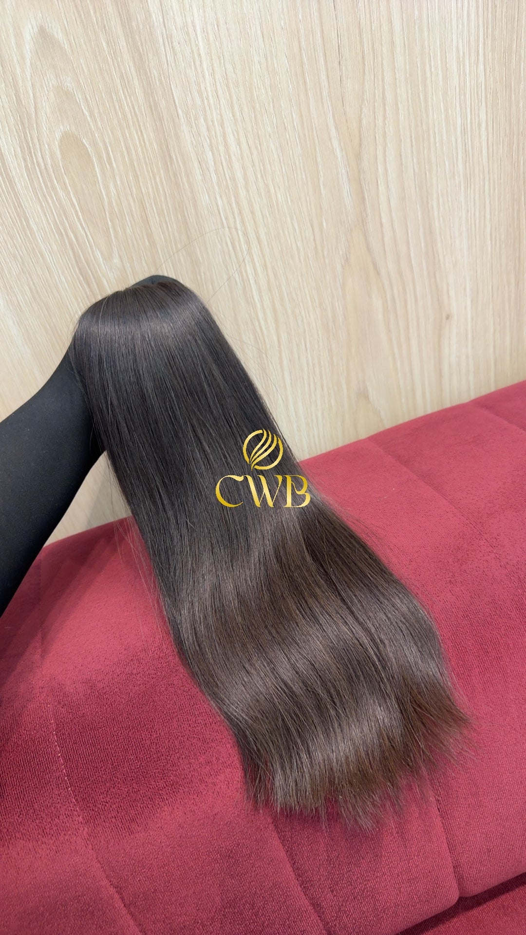 Detalhe do cabelo castanho escuro liso 44cm — CWB Cabelos