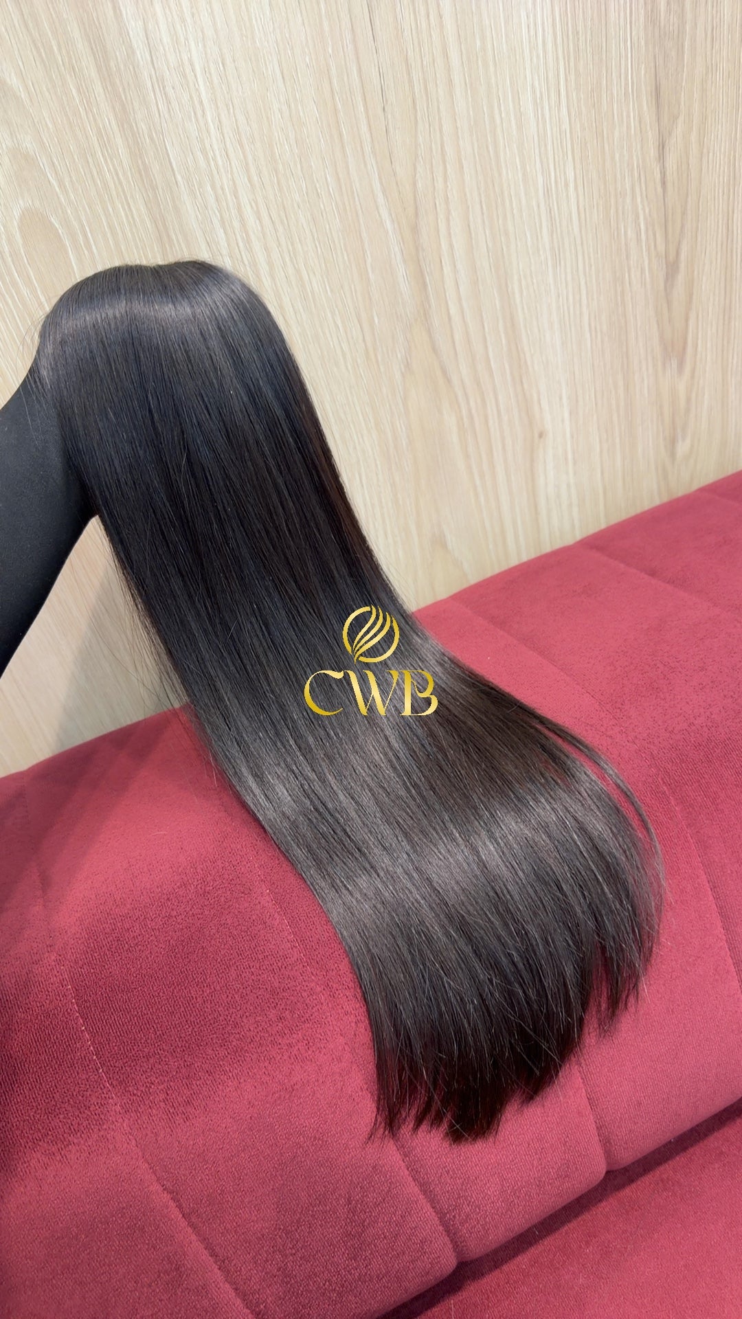 Detalhe do cabelo castanho escuro liso 55cm — CWB Cabelos