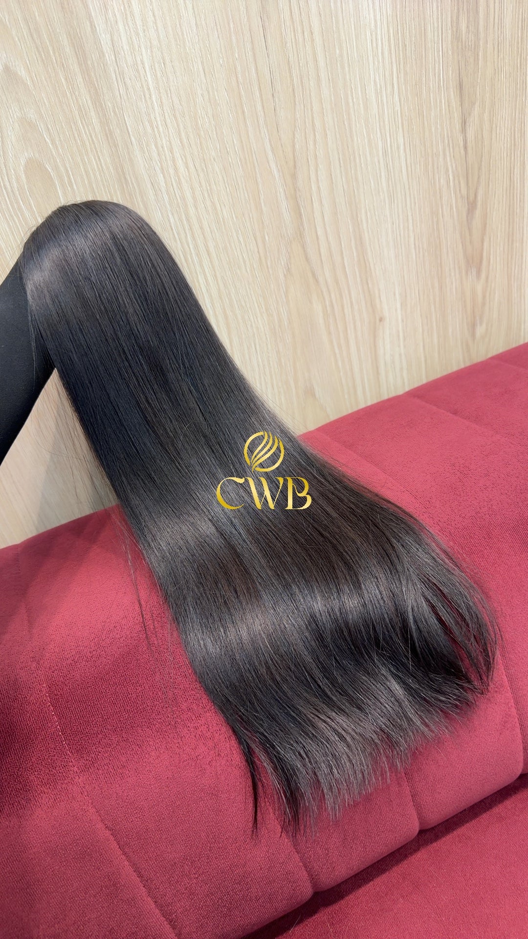 Detalhe do cabelo castanho escuro liso 56cm — CWB Cabelos