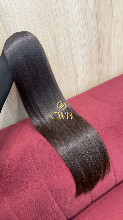 Detalhe do cabelo castanho médio liso 64cm — CWB Cabelos