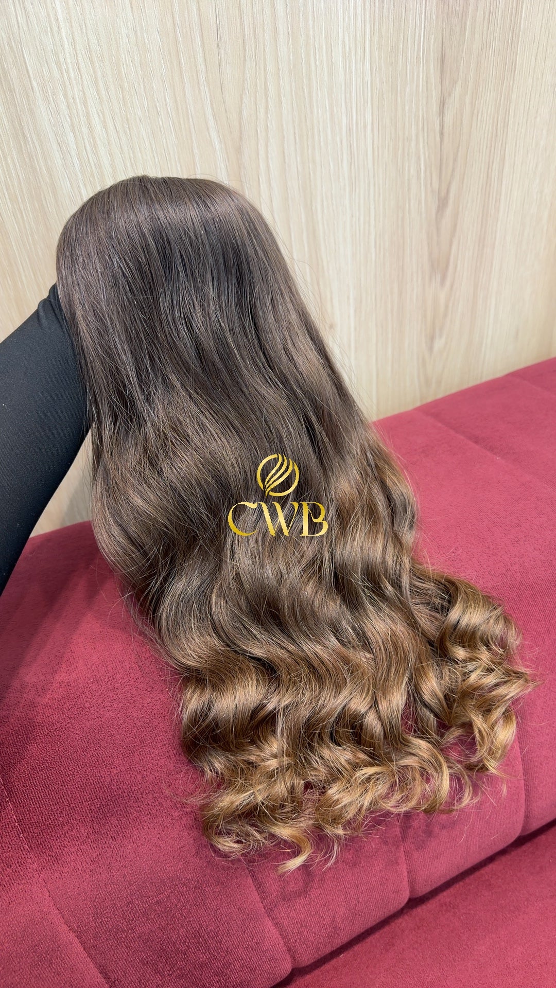 Detalhe do cabelo loiro escuro ondulado 49cm — CWB Cabelos