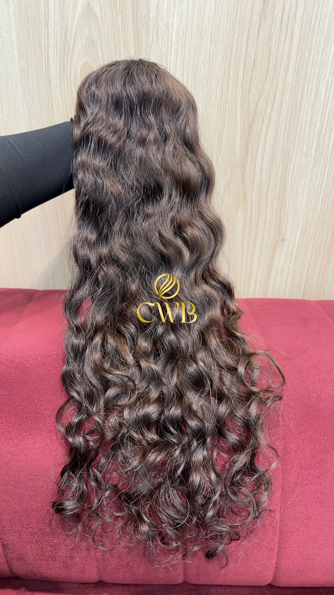 Cabelo castanho médio 61cm sendo medido — 123g brasileiro do Sul