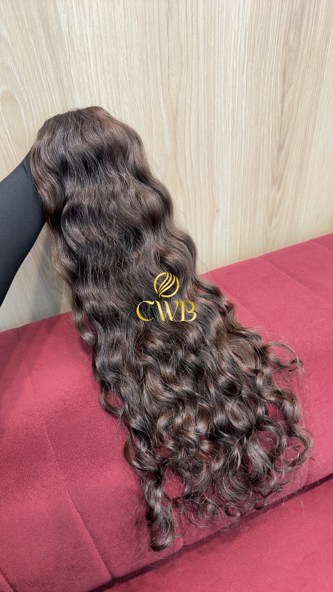 Detalhe do cabelo castanho médio ondulado 61cm — CWB Cabelos