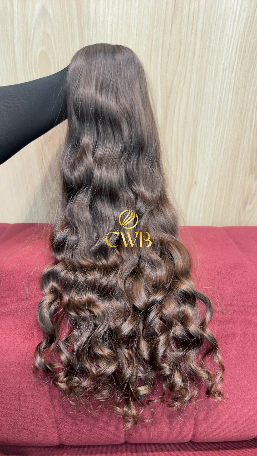 Cabelo humano natural castanho claro liso 61cm 161g — mega hair peça única CWB, vista de trás