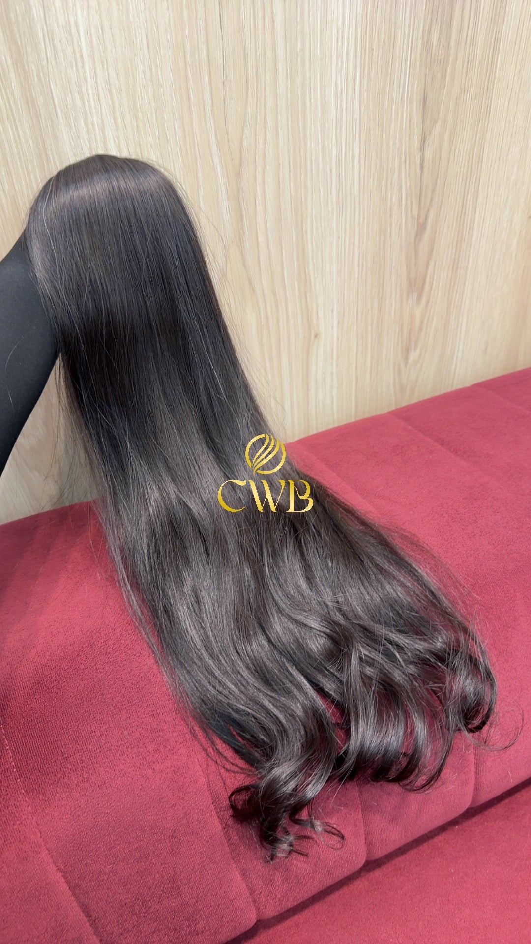 Detalhe do cabelo castanho escuro ondulado 56cm — CWB Cabelos