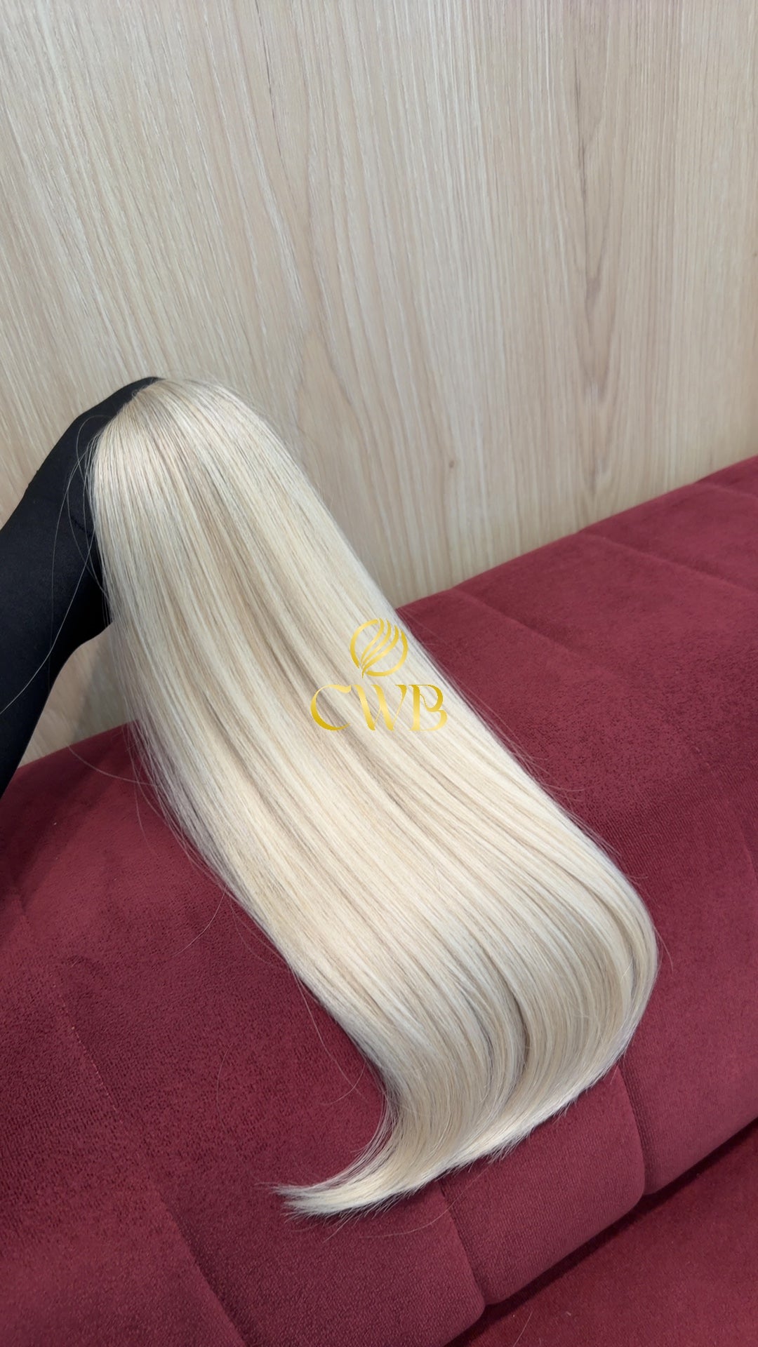 Detalhe do cabelo loiro descolorido raiz esfumada liso 50cm — CWB Cabelos