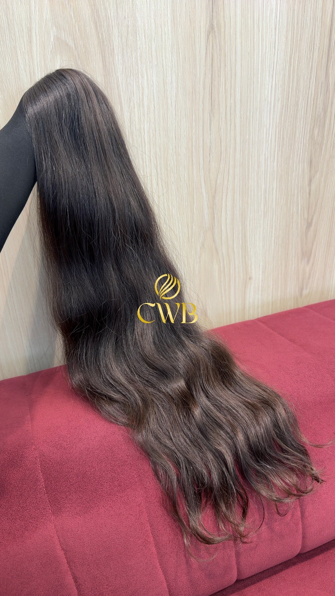 Detalhe do cabelo castanho médio 72cm — CWB Cabelos