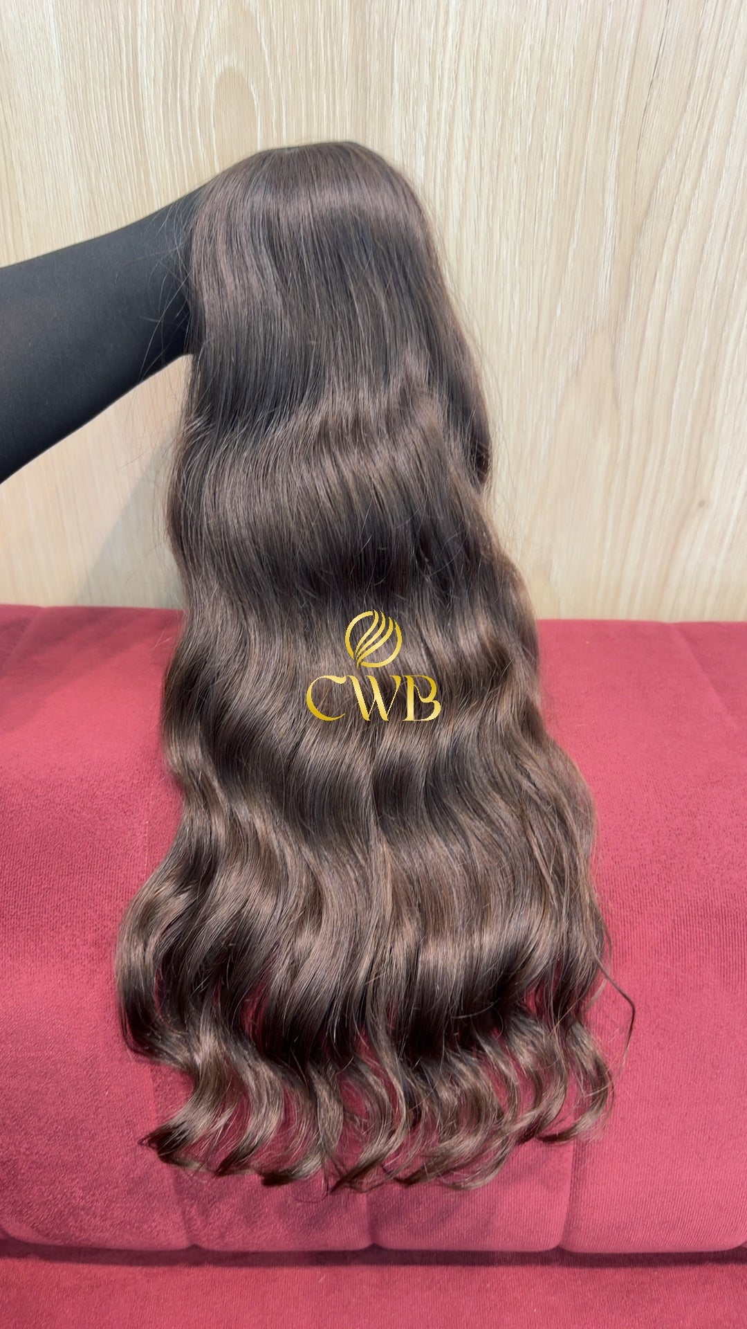 Detalhe do cabelo castanho claro ondulado 54cm — CWB Cabelos